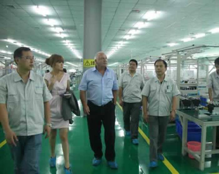 法國客商參觀高精密注塑車間